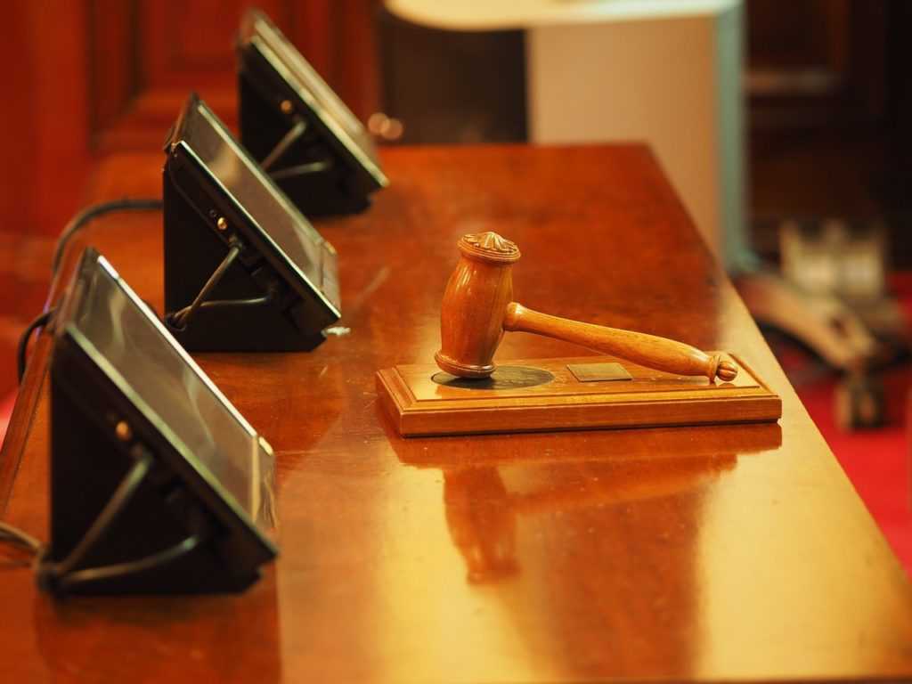 Faltar a primeira audiência ocasiona o arquivamento do processo.